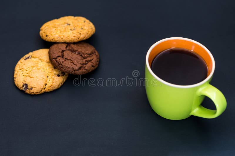Prima colazione con caffè ed i biscotti Genere di composizione ad angolo fotografia stock Prima colazione con caffè ed i biscotti Genere di composizione ad angolo fotografia stock