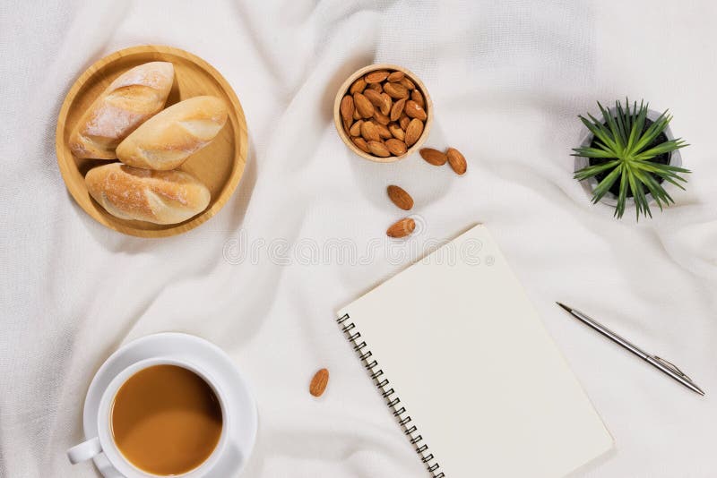 Prima colazione con la composizione nel caffè nero e nel pane fotografia stock libera da diritti