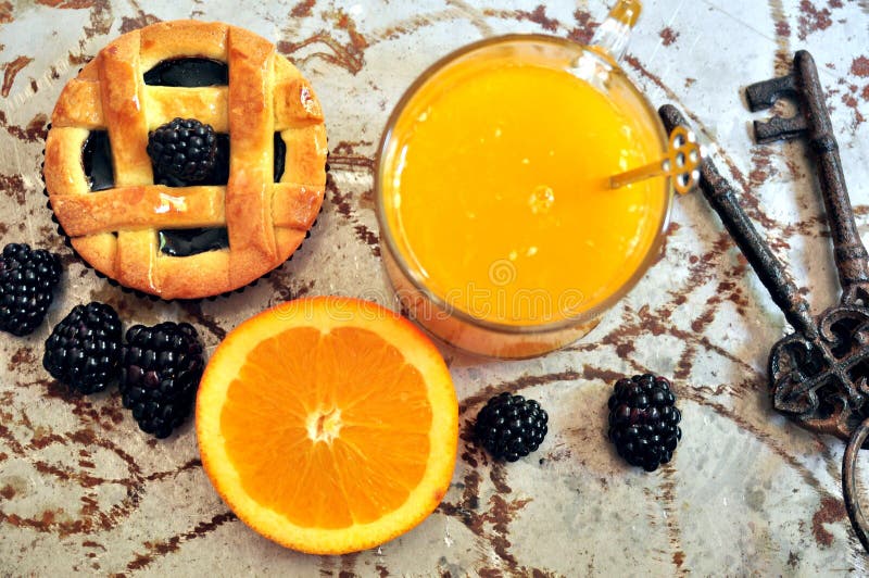 Prima colazione del vegano con le more ed il succo d'arancia immagine stock Prima colazione del vegano con le more ed il succo d'arancia immagine stock