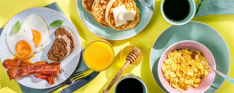 Prima colazione di estate - uova, bacon, pancake, cereale immagine stock libera da diritti Prima colazione di estate - uova, bacon, pancake, cereale immagine stock libera da diritti
