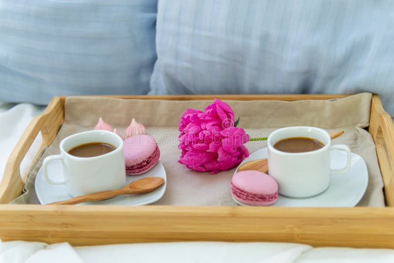 Prima colazione a letto per due Vassoio di legno con caff?, i maccheroni e Bizet fotografie stock libere da diritti Prima colazione a letto per due Vassoio di legno con caff?, i maccheroni e Bizet fotografie stock libere da diritti