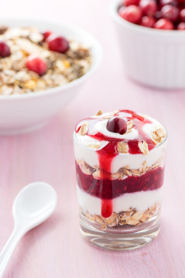 Prima colazione sana con yogurt e cereali immagine stock Prima colazione sana con yogurt e cereali immagine stock