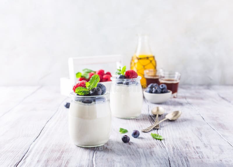 Prima colazione sana con yogurt e le bacche naturali fotografia stock libera da diritti Prima colazione sana con yogurt e le bacche naturali fotografia stock libera da diritti