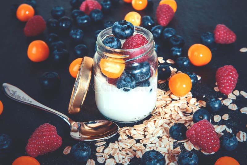 Prima colazione sana con yogurt e le bacche in un barattolo fotografia stock libera da diritti Prima colazione sana con yogurt e le bacche in un barattolo fotografia stock libera da diritti