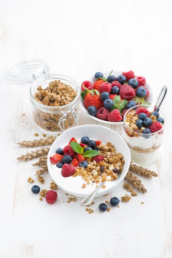prima colazione sana con yogurt, i muesli e le bacche naturali immagine stock libera da diritti prima colazione sana con yogurt, i muesli e le bacche naturali immagine stock libera da diritti