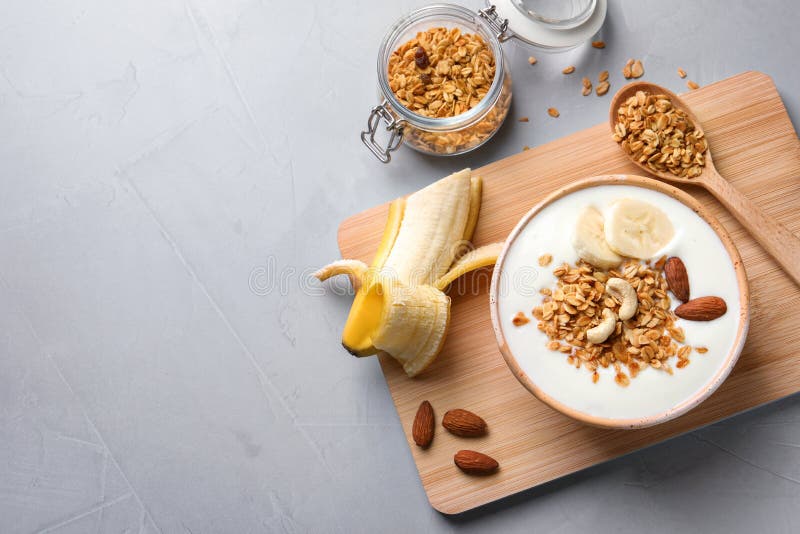 Prima colazione saporita con yogurt, la banana ed il granola fotografia stock Prima colazione saporita con yogurt, la banana ed il granola fotografia stock