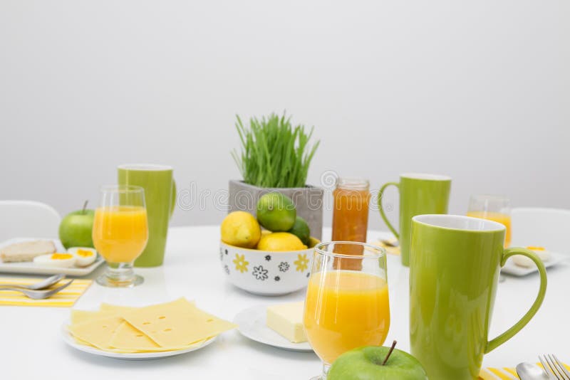Prima colazione saporita fresca nei colori luminosi fotografie stock
