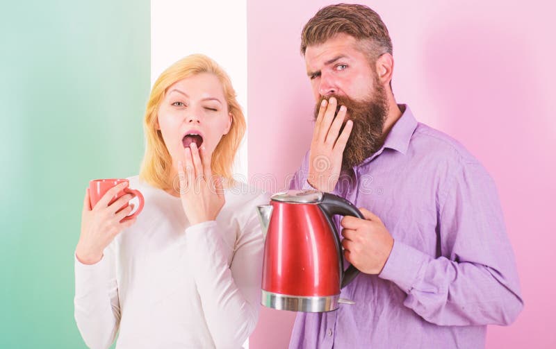 Prima cosa fanno ogni mattina preparano la bevanda calda Ottenga a costo energetico la bevanda calda favorita Godere della mattin fotografia stock Prima cosa fanno ogni mattina preparano la bevanda calda Ottenga a costo energetico la bevanda calda favorita Godere della mattin fotografia stock