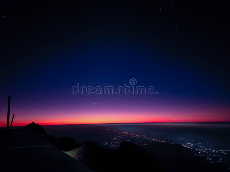 Prima lumină strălucitoare a zorilor stock image