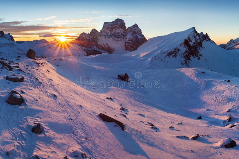 Prima neve in alpi Alba fantastica nelle montagne delle dolomia, Tirolo del sud, Italia nell'inverno Dolomia alpine italiane di p immagine stock libera da diritti Prima neve in alpi Alba fantastica nelle montagne delle dolomia, Tirolo del sud, Italia nell'inverno Dolomia alpine italiane di p immagine stock libera da diritti