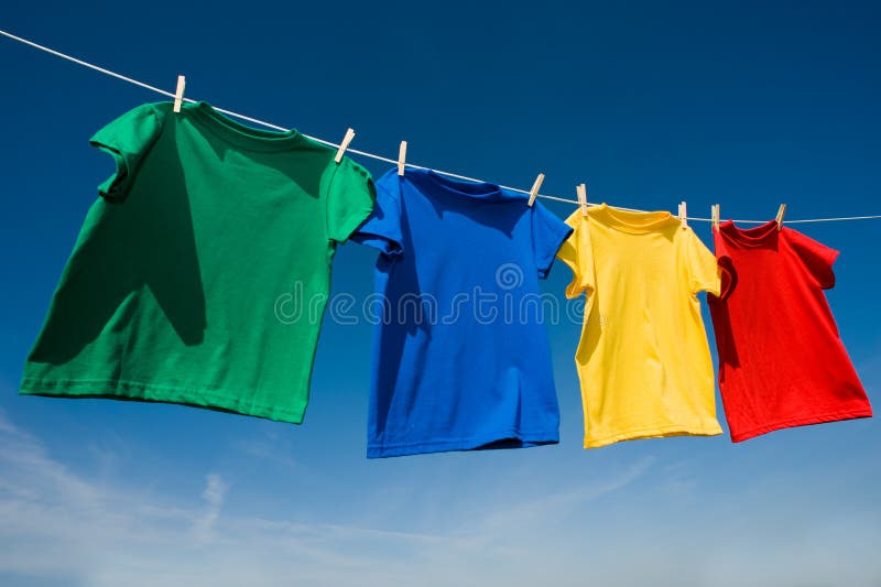 Grupo de primario vistoso tendedero antes cielo azul.