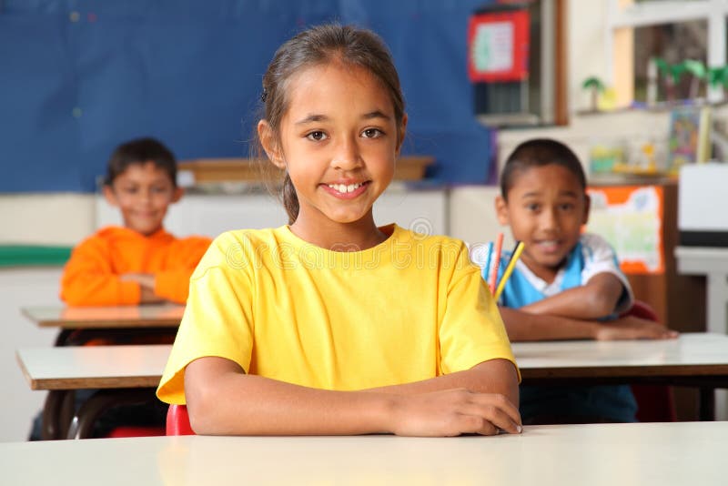 Tres feliz joven primario sobre el a ellos mesas en la clase, concentrarse es un sobre el en sobre el de la clase  5.