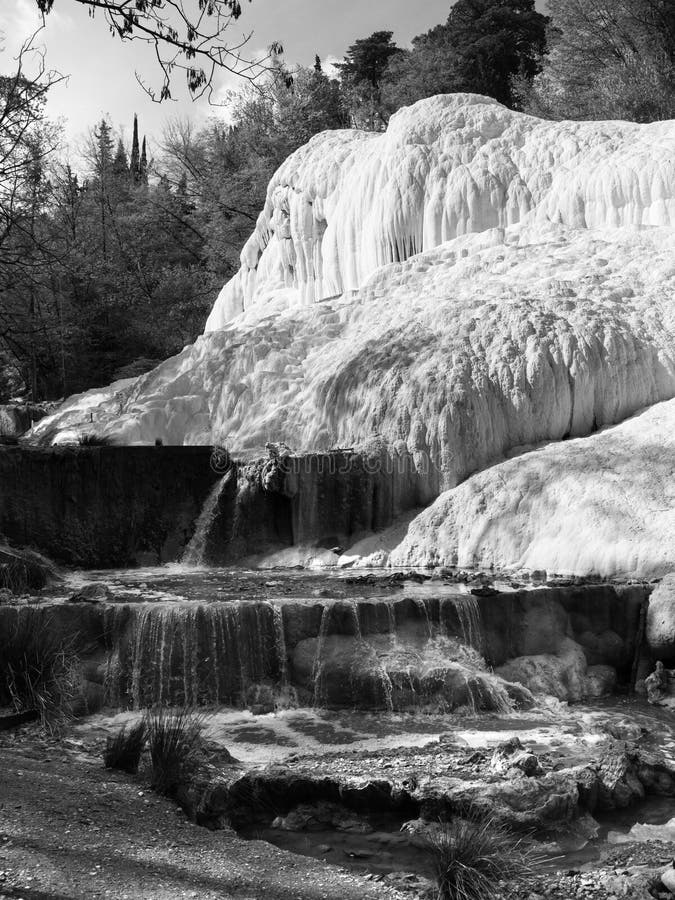 Primavera del agua termal de Bagni san Filippo en el ` Orcia, Toscana, Italia de Val d foto de archivo Primavera del agua termal de Bagni san Filippo en el ` Orcia, Toscana, Italia de Val d foto de archivo
