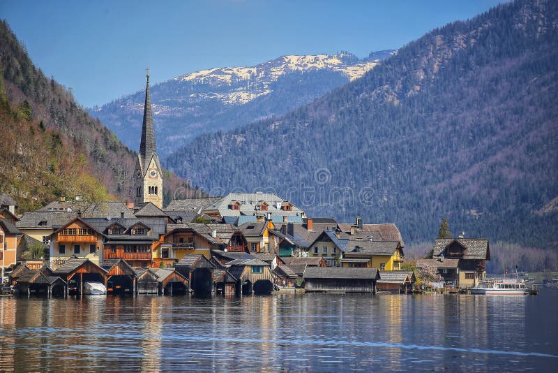 Primavera en la vista esc?nica del destino famoso Pueblo de Hallstatt en las monta?as austr?acas con el lago Hallstattersee, iceb imagen de archivo Primavera en la vista esc?nica del destino famoso Pueblo de Hallstatt en las monta?as austr?acas con el lago Hallstattersee, iceb imagen de archivo