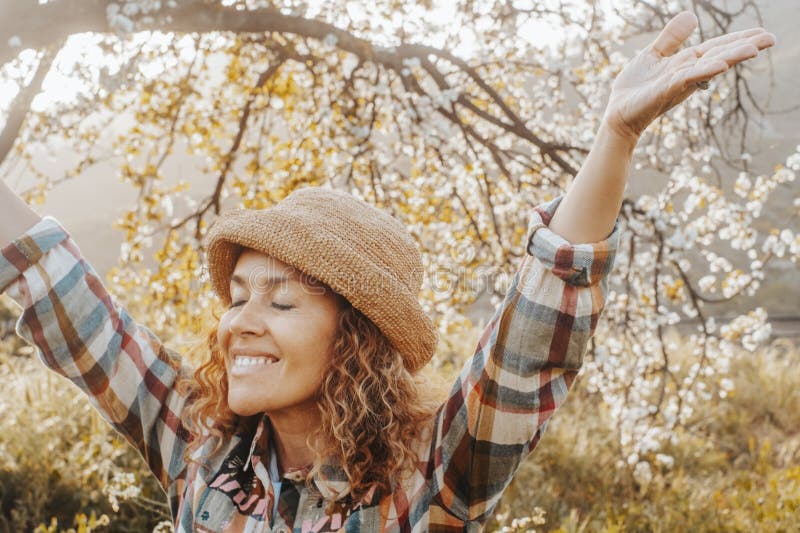 Primavera. gradito concetto primaverile con felicità eccessiva donna che alza le braccia e chiude gli occhi abbracciando e amando immagine stock