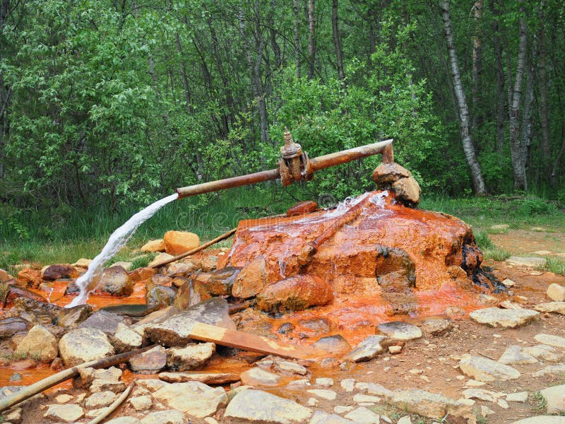 Primavera terapéutica con el canto caucásico de Narzan del agua mineral La alta concentraci?n de hierro le da color anaranjado ox foto de archivo libre de regalías Primavera terapéutica con el canto caucásico de Narzan del agua mineral La alta concentraci?n de hierro le da color anaranjado ox foto de archivo libre de regalías