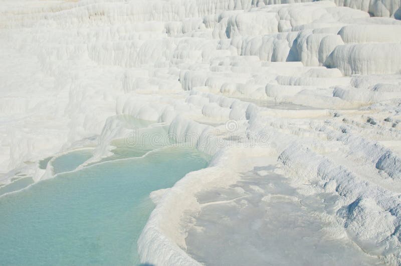 Primaveras termales de Pamukkale con las terrazas y las piscinas naturales foto de archivo libre de regalías Primaveras termales de Pamukkale con las terrazas y las piscinas naturales foto de archivo libre de regalías