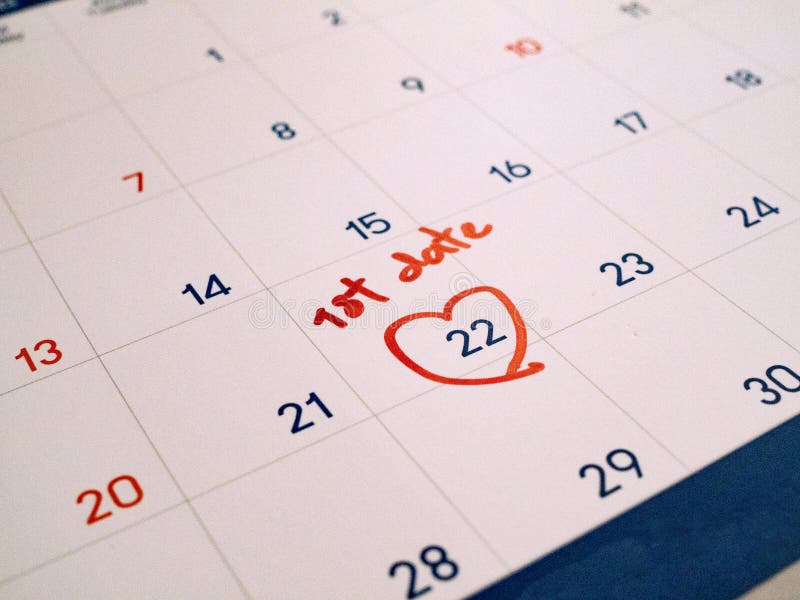 Primeira data do vermelho marcada na data-alvo branca da agenda do calendário para o romance e datar