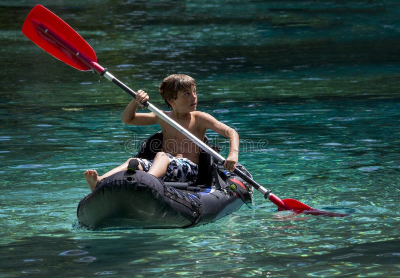 Primeira vez do menino novo que Kayaking imagens de stock Primeira vez do menino novo que Kayaking imagens de stock