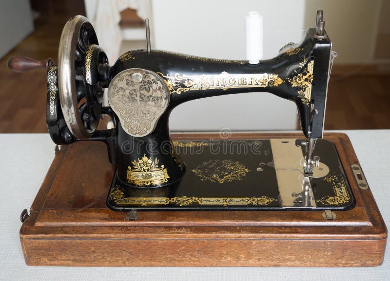 Primeiramente - máquina de costura do CANTOR da mão, foco seletivo foto de stock Primeiramente - máquina de costura do CANTOR da mão, foco seletivo foto de stock