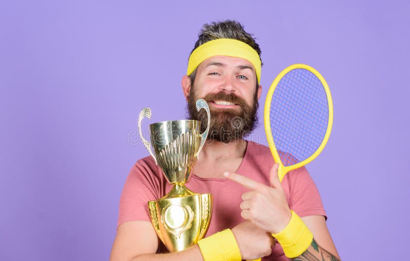 Primeiro lugar Realização do esporte Campeão do tênis Jogo do tênis da vitória Comemore a vitória Raquete de tênis atlética da po fotos de stock Primeiro lugar Realização do esporte Campeão do tênis Jogo do tênis da vitória Comemore a vitória Raquete de tênis atlética da po fotos de stock