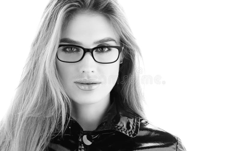 Primer blanco y negro del retrato Mujer joven elegante en vidrios con una mirada sensual fotografía de archivo Primer blanco y negro del retrato Mujer joven elegante en vidrios con una mirada sensual fotografía de archivo