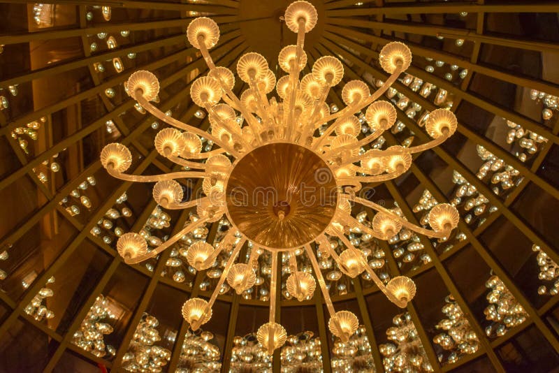 Primer Chrystal Chandelier en el casino de lujo de Bellagio y centro turístico en Las Vegas imagen de archivo libre de regalías Primer Chrystal Chandelier en el casino de lujo de Bellagio y centro turístico en Las Vegas imagen de archivo libre de regalías