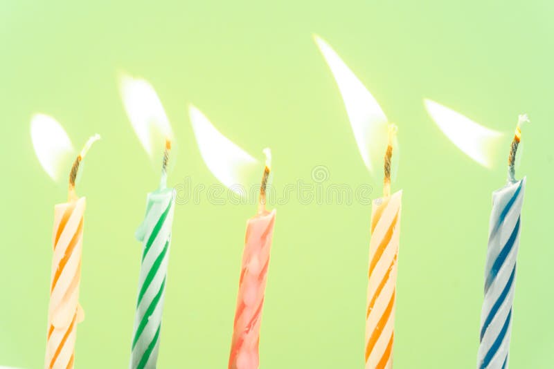 Primer colorido de las velas del feliz cumpleaños con un fondo en colores pastel imagen de archivo libre de regalías Primer colorido de las velas del feliz cumpleaños con un fondo en colores pastel imagen de archivo libre de regalías