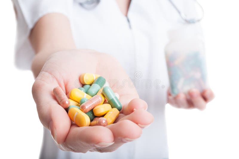 Primer con la mano de la mujer que sostiene píldoras y las vitaminas naturales fotos de archivo Primer con la mano de la mujer que sostiene píldoras y las vitaminas naturales fotos de archivo