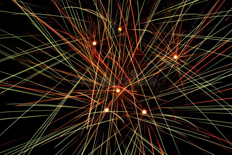 Primer de fuegos artificiales estallando en el cielo, haciendo líneas coloridas abstractas fotografía de archivo libre de regalías