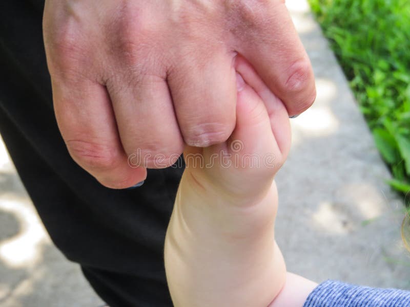 Primer de Holding Childs Hand del padre imagenes de archivo Primer de Holding Childs Hand del padre imagenes de archivo