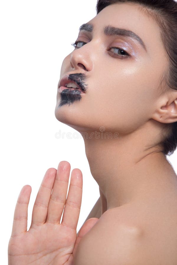 Primer de la cara de la mujer de la belleza aislado en fondo negro Maquillaje modelo hermoso de la muchacha Señora morena atracti fotos de archivo Primer de la cara de la mujer de la belleza aislado en fondo negro Maquillaje modelo hermoso de la muchacha Señora morena atracti fotos de archivo