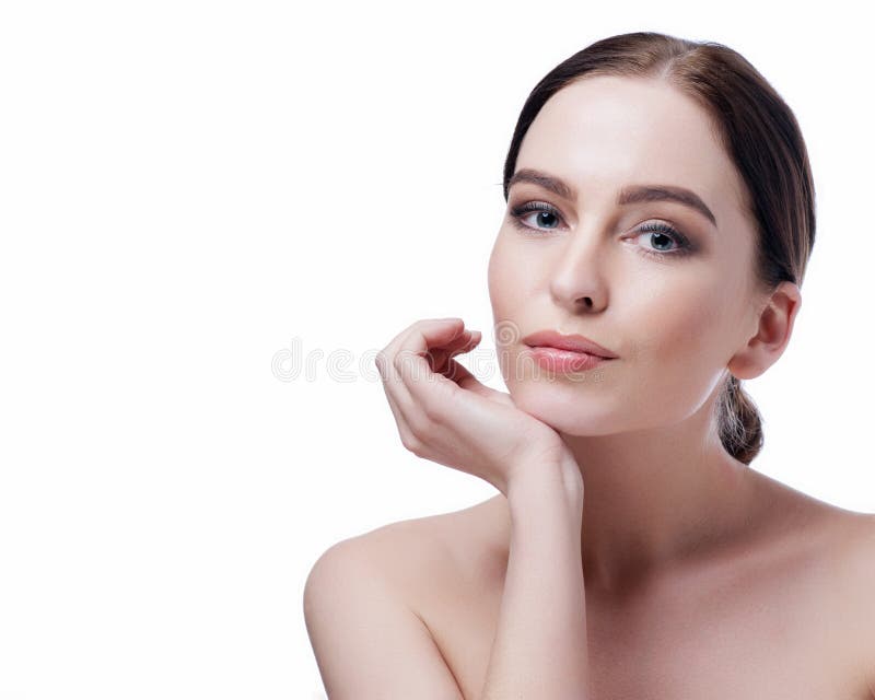 Primer de la cara de la mujer de la belleza Muchacha joven morena hermosa del modelo del balneario con la piel perfecta Concepto imagenes de archivo