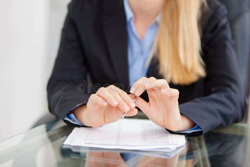 Primer de la empresaria de trabajo en el escritorio imágenes de archivo libres de regalías Primer de la empresaria de trabajo en el escritorio imágenes de archivo libres de regalías