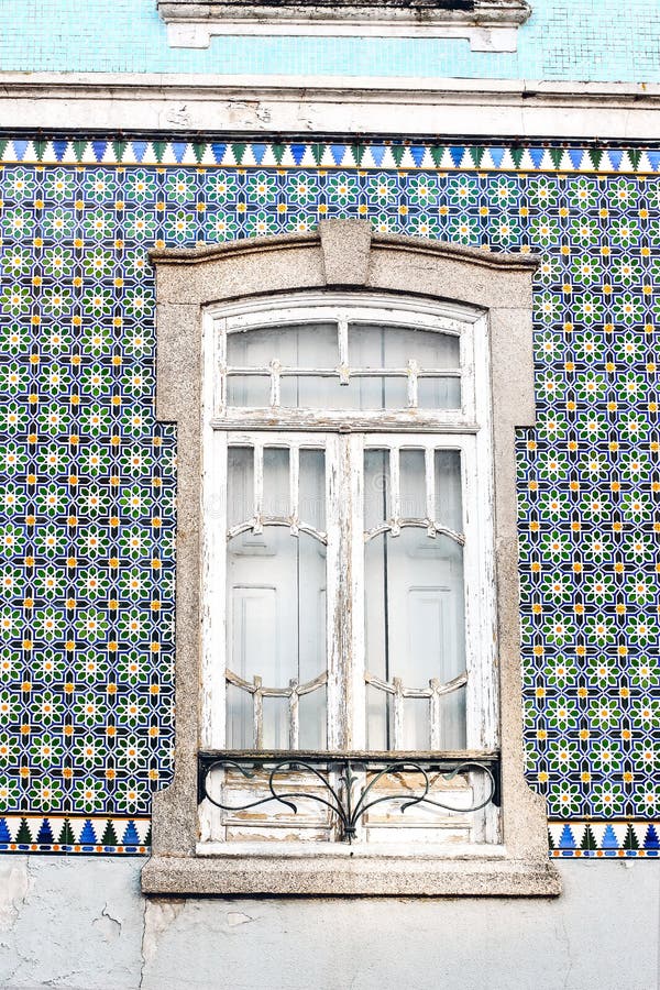 Primer de la fachada portuguesa tradicional de la casa adornada por la ventana de madera blanca vieja de las tejas de cerámica he imágenes de archivo libres de regalías Primer de la fachada portuguesa tradicional de la casa adornada por la ventana de madera blanca vieja de las tejas de cerámica he imágenes de archivo libres de regalías