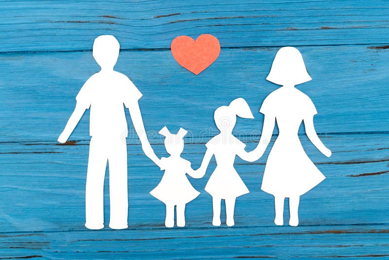 Primer de la familia de papel feliz en fondo azul fotografía de archivo Primer de la familia de papel feliz en fondo azul fotografía de archivo