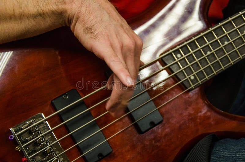 Primer de la foto del guitarrista bajo eléctrico foto de archivo Primer de la foto del guitarrista bajo eléctrico foto de archivo