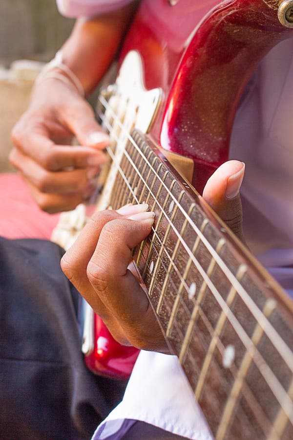 Primer de la guitarra eléctrica con los fingeres que lo juegan foto de archivo Primer de la guitarra eléctrica con los fingeres que lo juegan foto de archivo