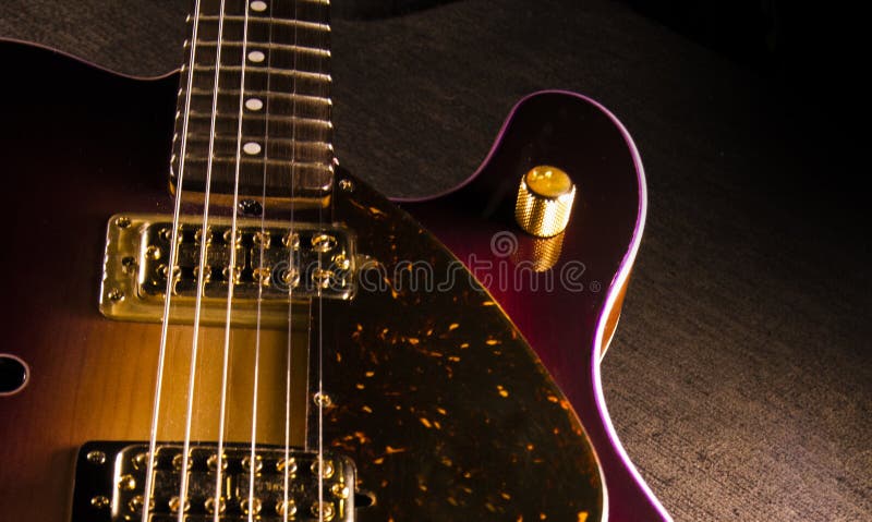 Primer de la guitarra eléctrica del resplandor solar con los mecánicos y el bri de cobre amarillo fotos de archivo libres de regalías Primer de la guitarra eléctrica del resplandor solar con los mecánicos y el bri de cobre amarillo fotos de archivo libres de regalías