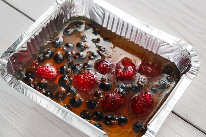 Primer de la jalea de la baya, comida del vegano en la caja de la hoja, concepto de la dieta imagen de archivo libre de regalías Primer de la jalea de la baya, comida del vegano en la caja de la hoja, concepto de la dieta imagen de archivo libre de regalías