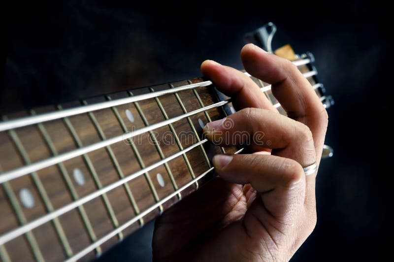 Primer de la mano del guitarrista que toca la guitarra