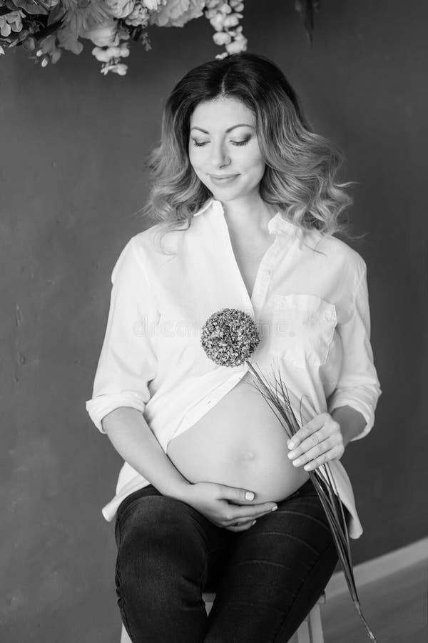 Primer De Mujer Embarazada, En Una Camisa Blanca Vaqueros Imagen de - Imagen vientre, vida: 103236535
