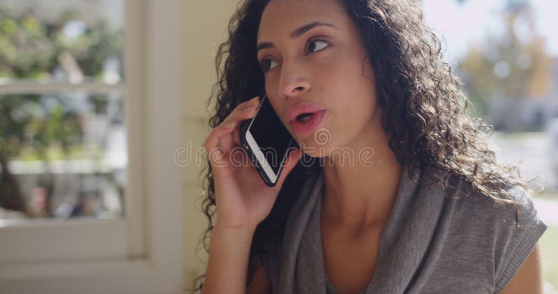Primer de la mujer hispánica joven que habla en un teléfono celular fotos de archivo libres de regalías Primer de la mujer hispánica joven que habla en un teléfono celular fotos de archivo libres de regalías