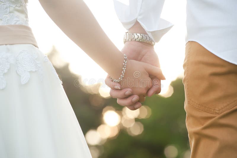 Primer de la novia y del novio que llevan a cabo las manos imagen de archivo libre de regalías Primer de la novia y del novio que llevan a cabo las manos imagen de archivo libre de regalías