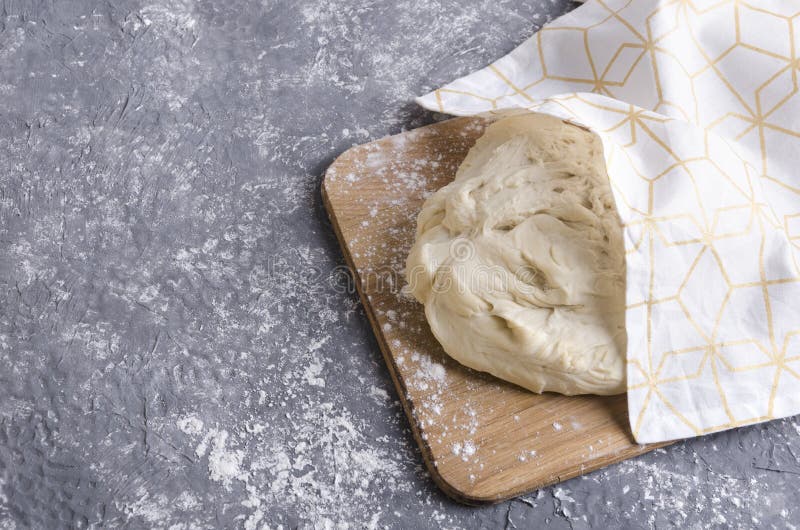 Primer de la pasta debajo de la servilleta en el tablero de madera Proceso de la pasta de levantamiento, espacio vacío para su di imagen de archivo libre de regalías Primer de la pasta debajo de la servilleta en el tablero de madera Proceso de la pasta de levantamiento, espacio vacío para su di imagen de archivo libre de regalías