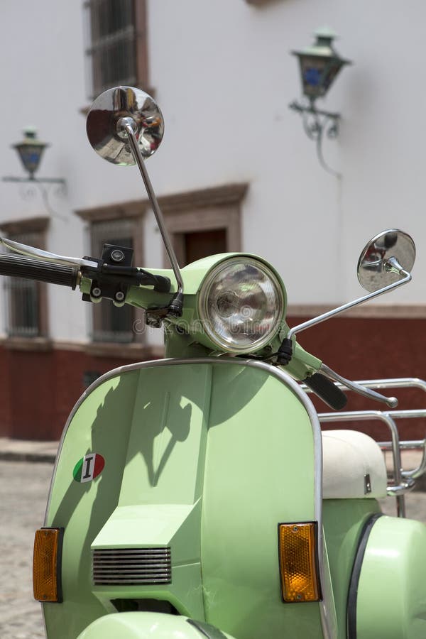 Primer De La Vespa Del Vintage Imagen de archivo Imagen de edificio