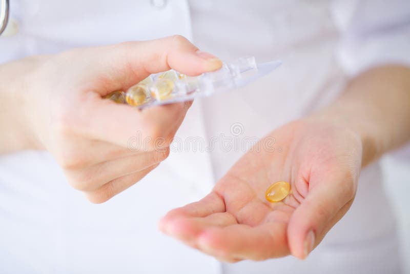 Primer de las manos de la mujer que llevan a cabo la variedad de píldoras coloridas de la vitamina imágenes de archivo libres de regalías Primer de las manos de la mujer que llevan a cabo la variedad de píldoras coloridas de la vitamina imágenes de archivo libres de regalías