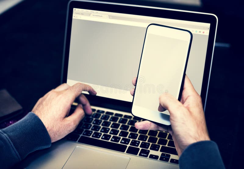 Primer de las manos que sostienen el teléfono móvil fotografía de archivo Primer de las manos que sostienen el teléfono móvil fotografía de archivo