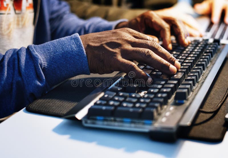Primer de las manos que trabajan en el teclado de ordenador