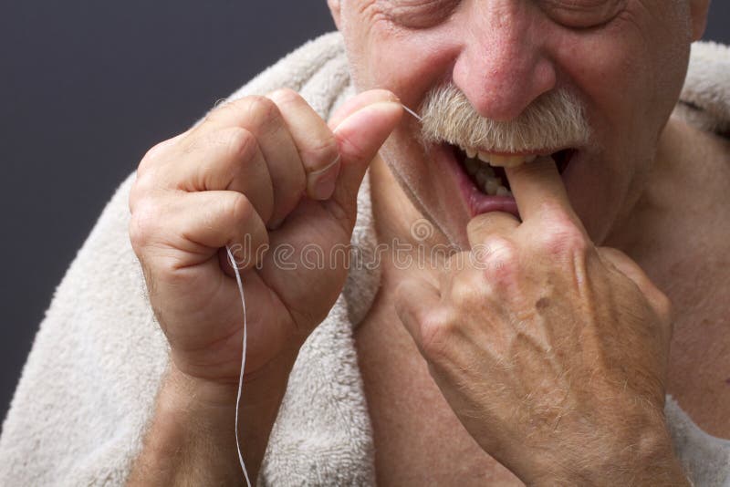 Primer de los dientes Flossing del hombre imagenes de archivo Primer de los dientes Flossing del hombre imagenes de archivo
